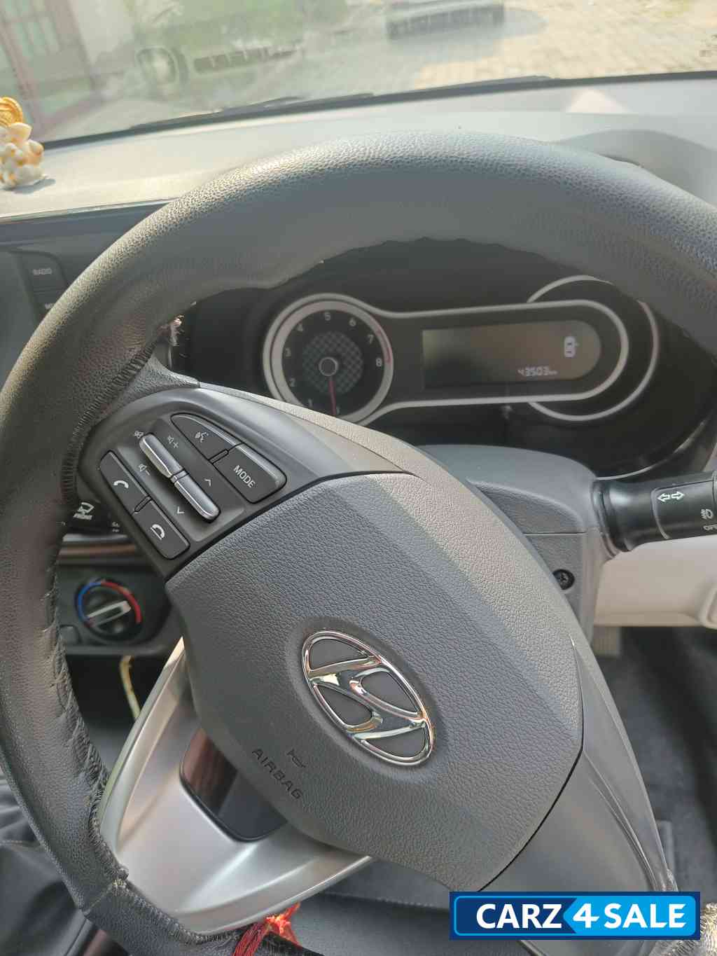 White Hyundai Aura Sx1.2