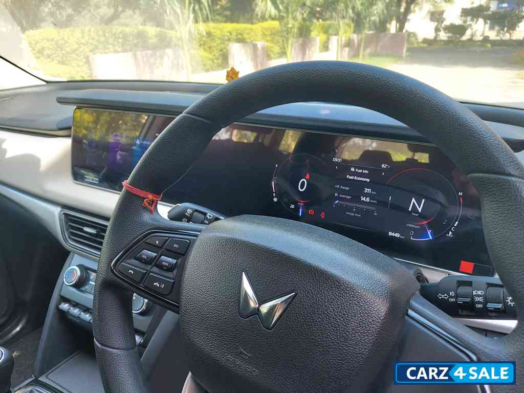 White Mahindra XUV700 Ax5