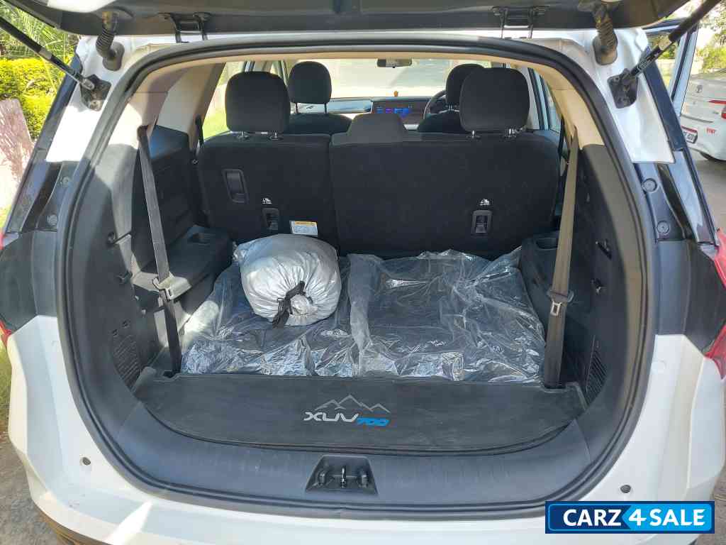 White Mahindra XUV700 Ax5