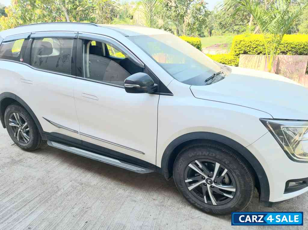 White Mahindra XUV700 Ax5