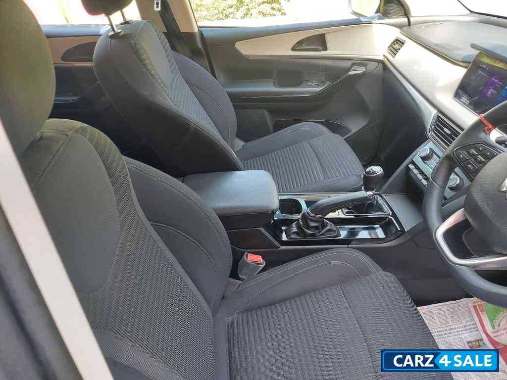 White Mahindra XUV700 Ax5