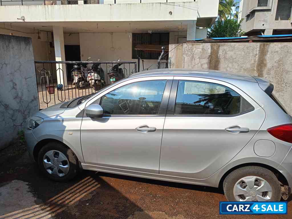 Silky Silver Tata Tiago Revotron 1.2 L XT