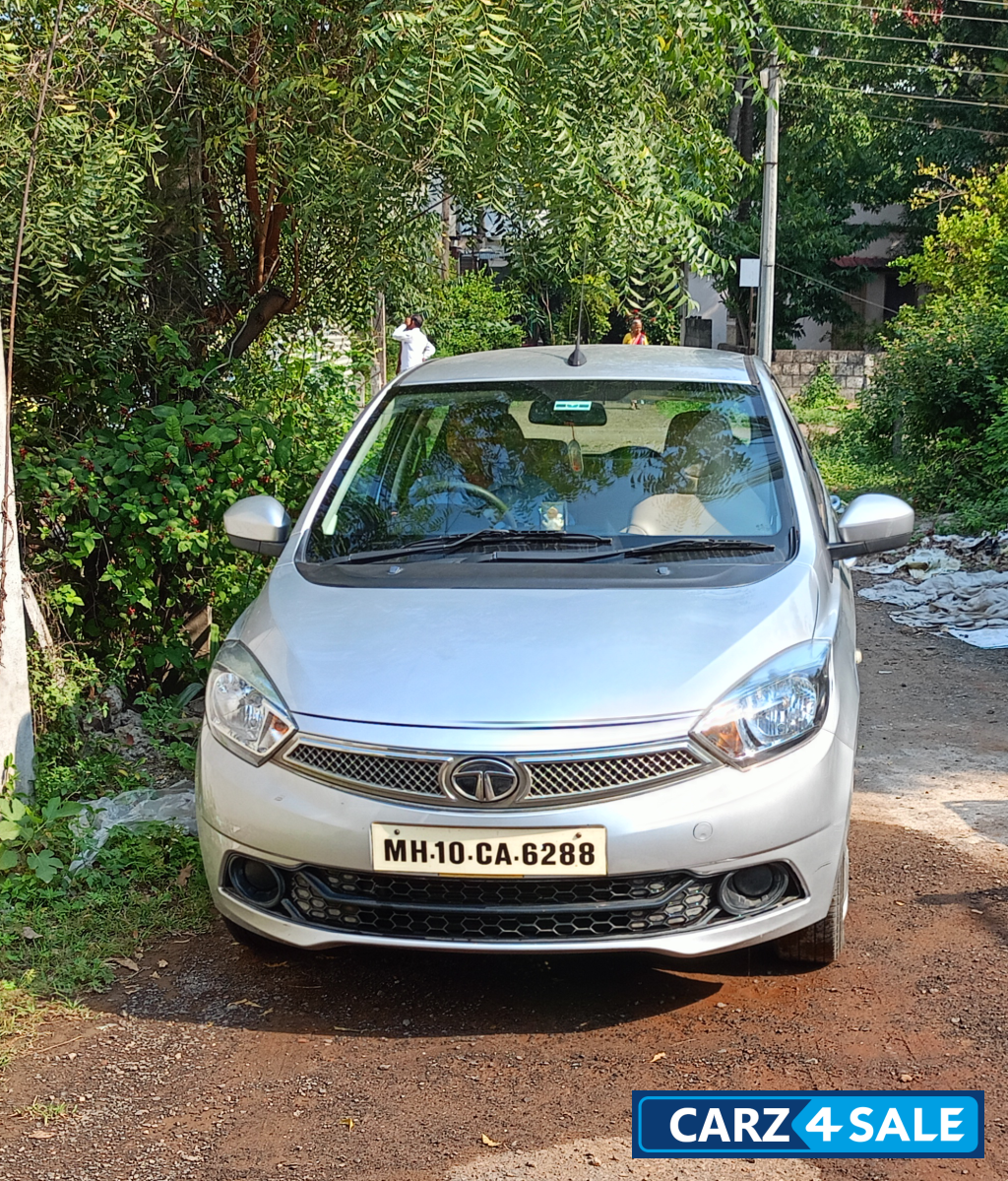 Silky Silver Tata Tiago Revotron 1.2 L XT