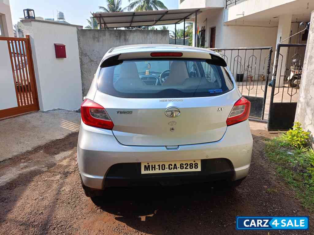 Silky Silver Tata Tiago Revotron 1.2 L XT