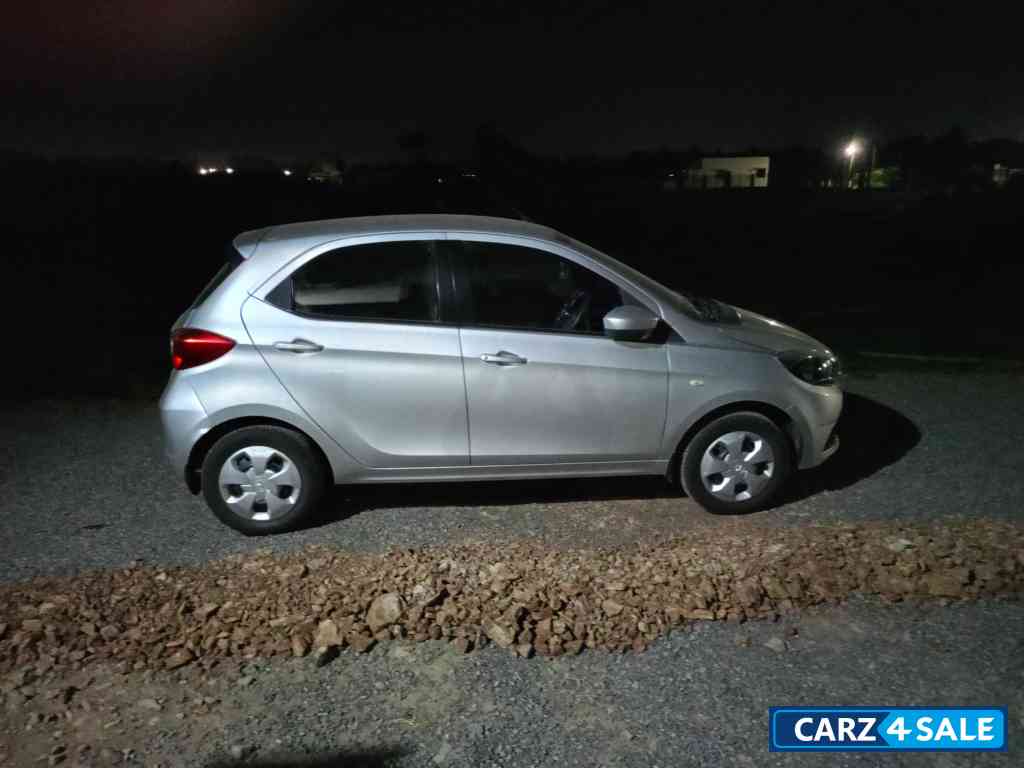 Silky Silver Tata Tiago Revotron 1.2 L XT