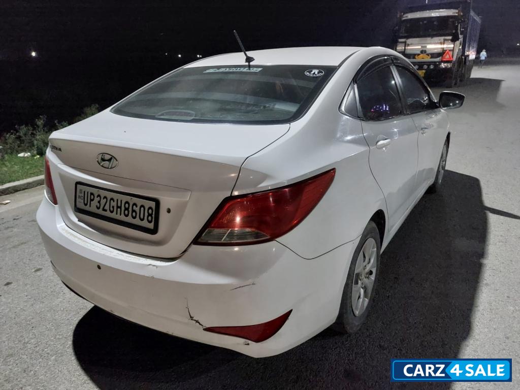 White Hyundai Verna 1.4 Fludic CRDI