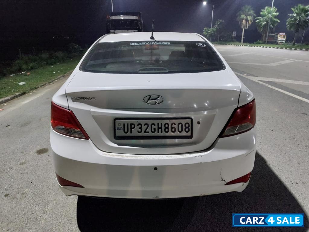 White Hyundai Verna 1.4 Fludic CRDI