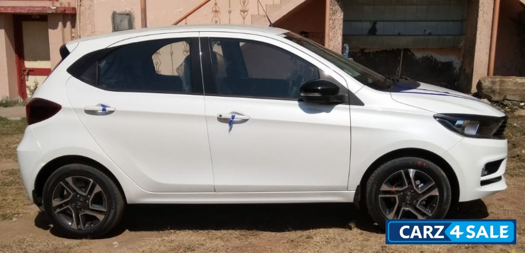 Pearlsent_white Tata Tiago XZ+ BS6