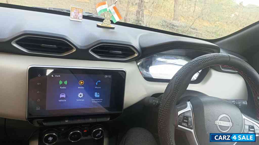 White Nissan Magnite Xv turbo