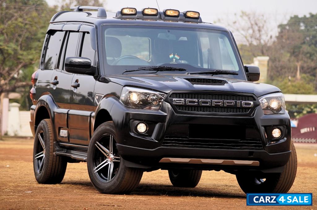 Black Mahindra Scorpio S7