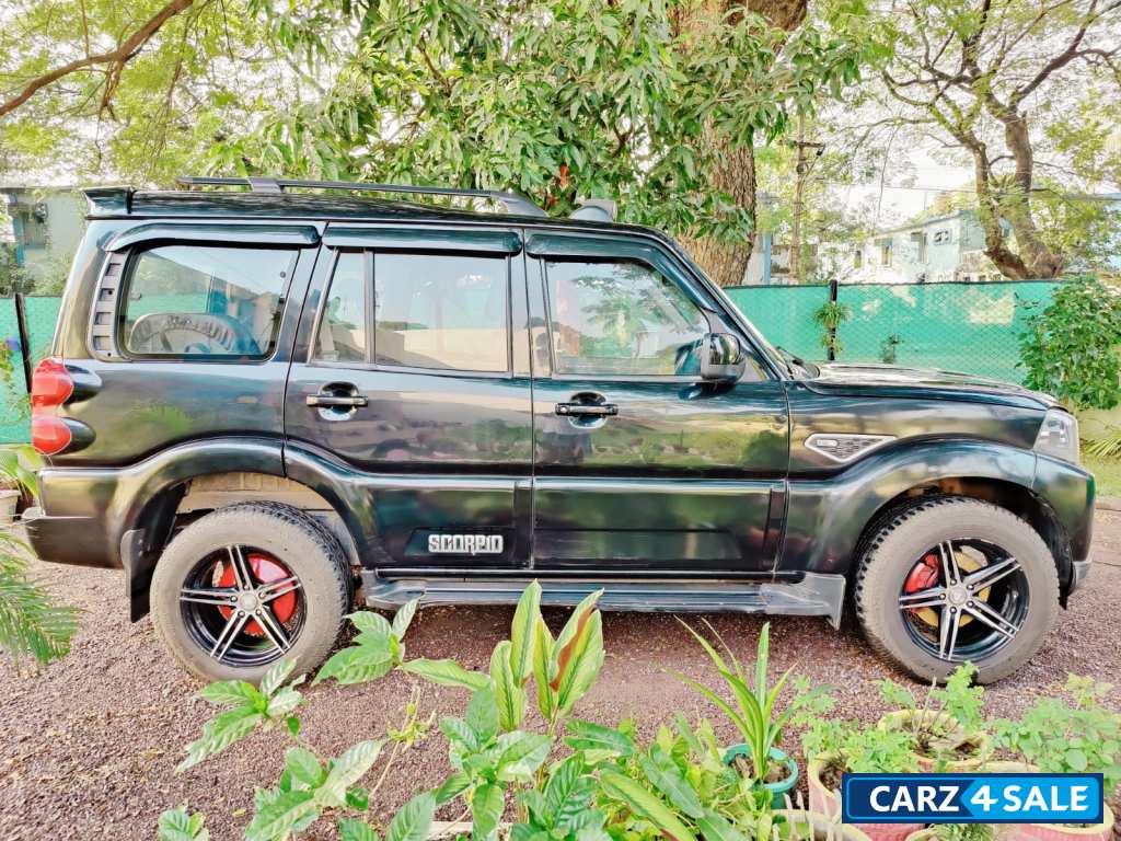Black Mahindra Scorpio S7