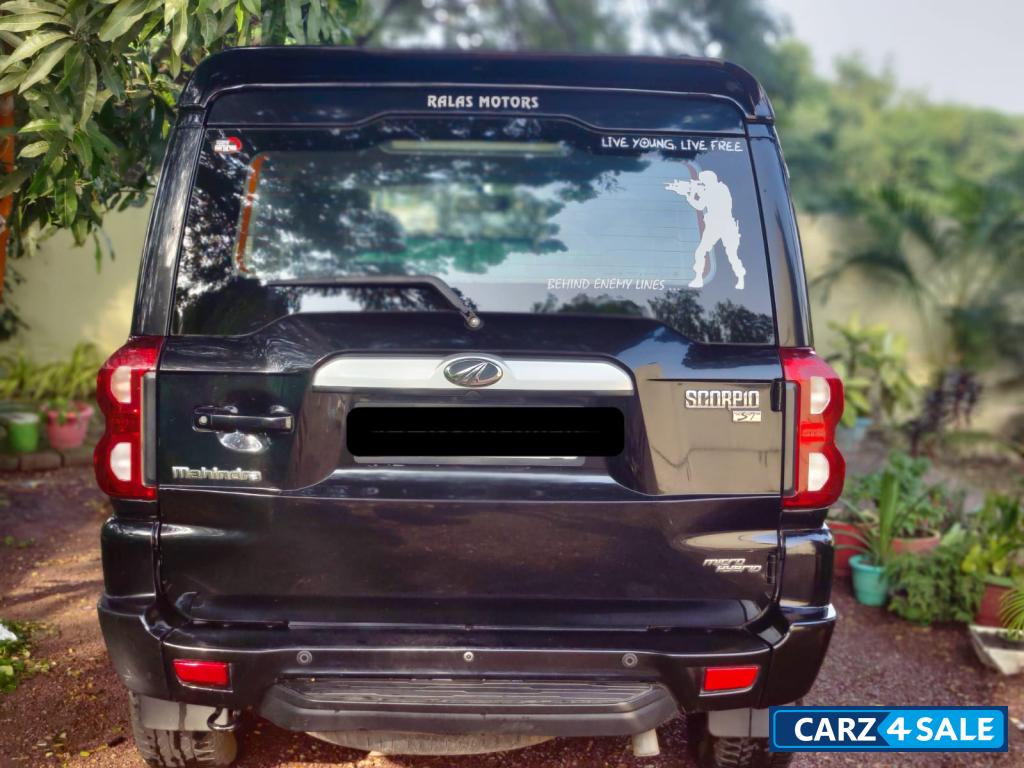 Black Mahindra Scorpio S7