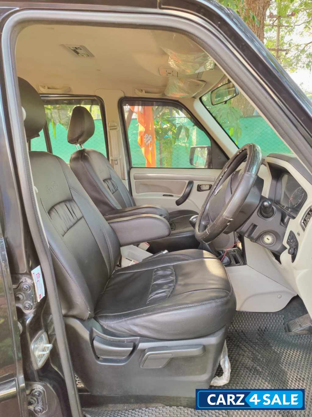 Black Mahindra Scorpio S7