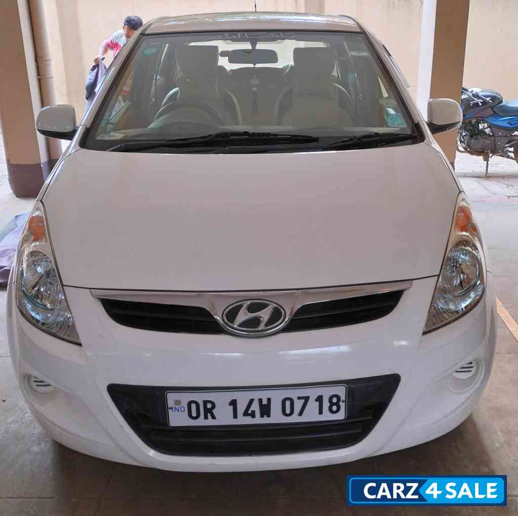 White Hyundai i20