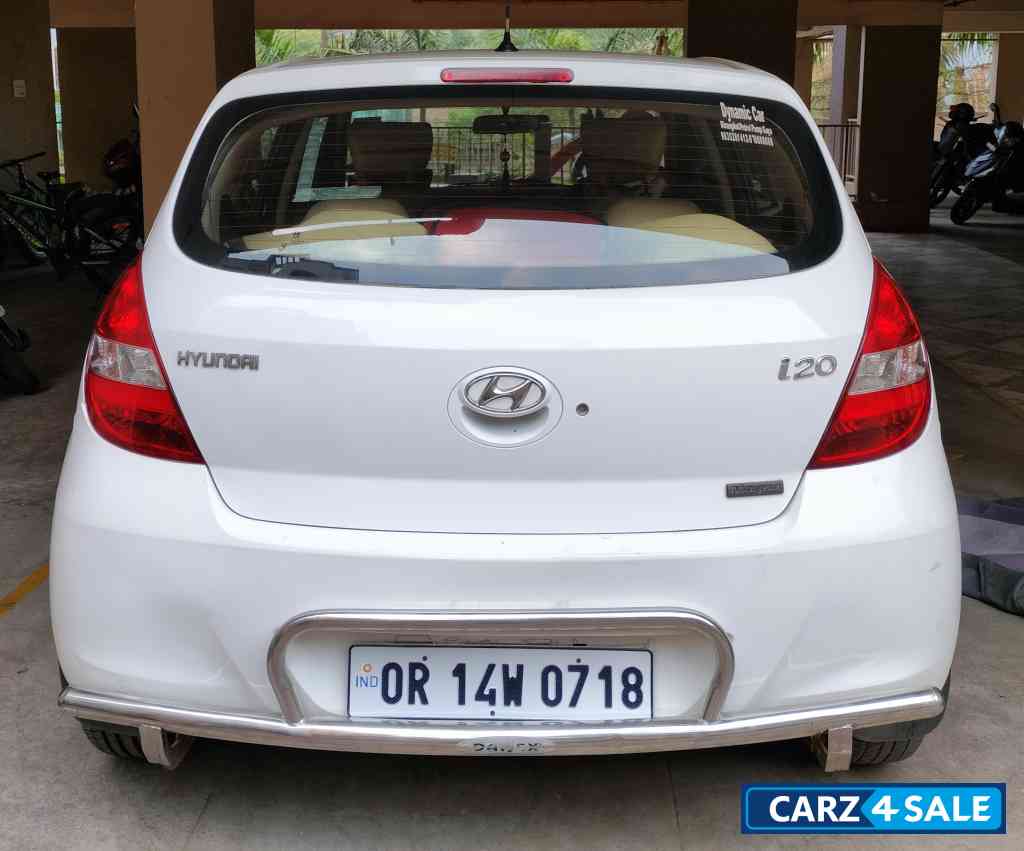 White Hyundai i20