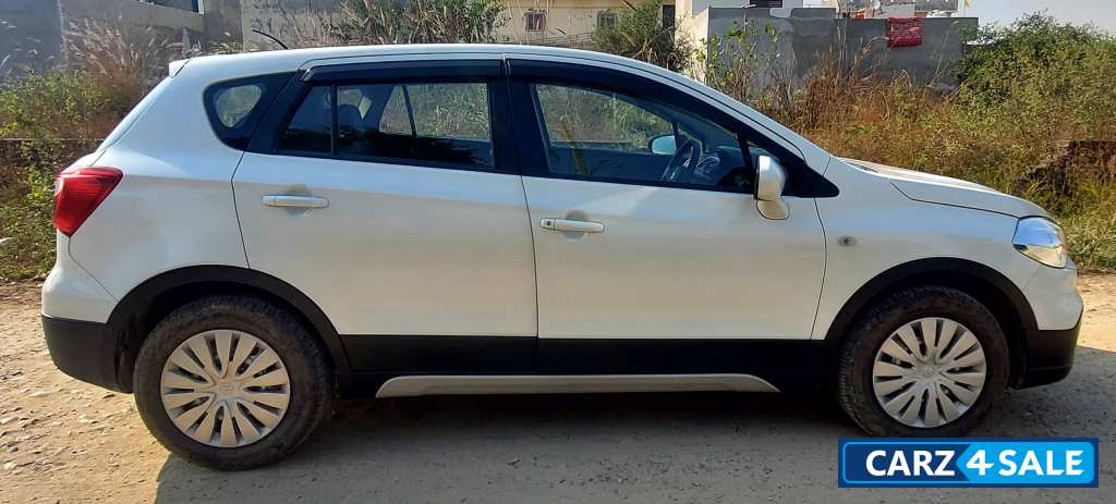Pearl White Maruti Suzuki S-Cross Sigma