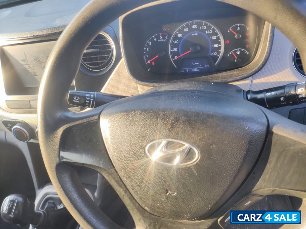 White Hyundai i10 Grand i10 era 1.1crdi