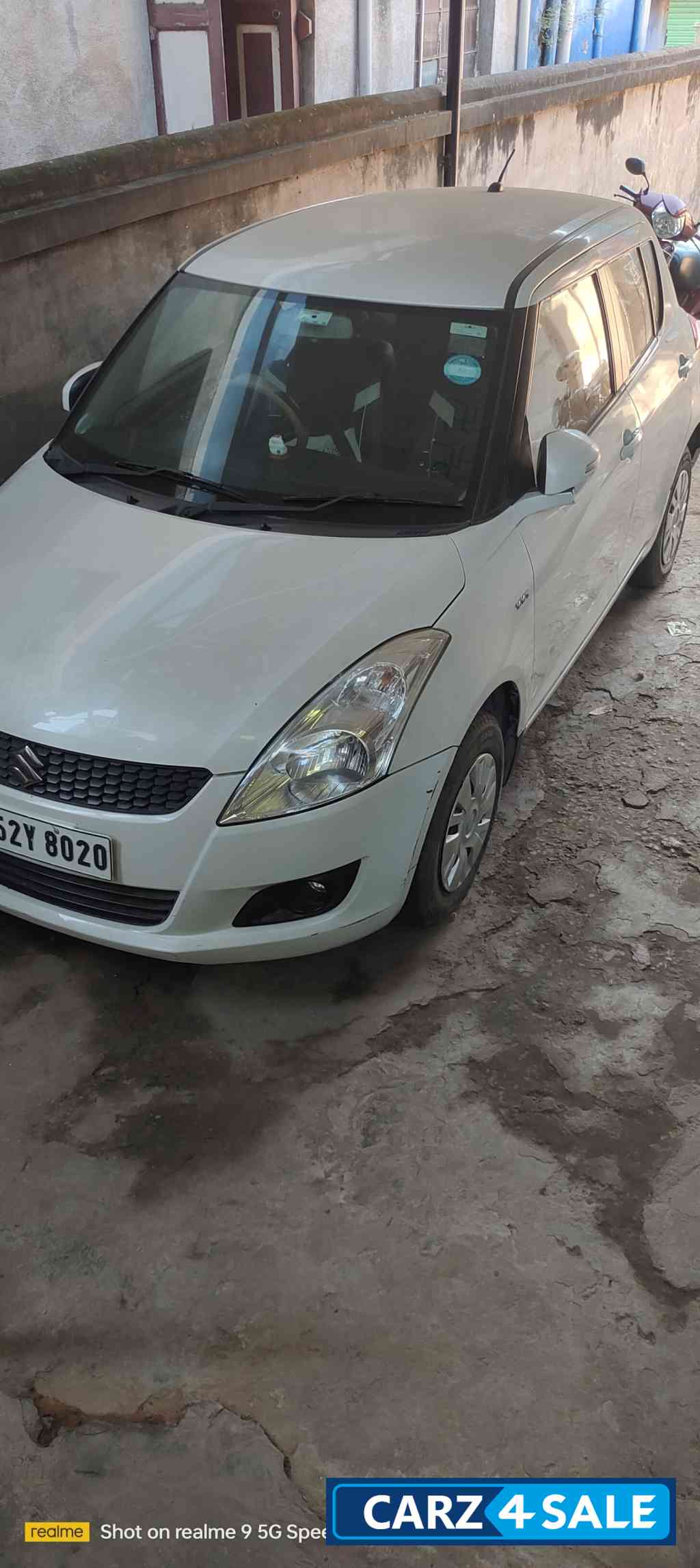 Pearl Arctic White Maruti Suzuki Swift Vxi
