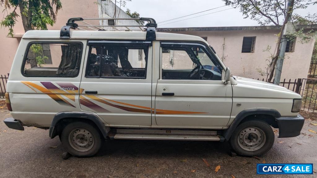 Toyota Qualis FS 10 seater