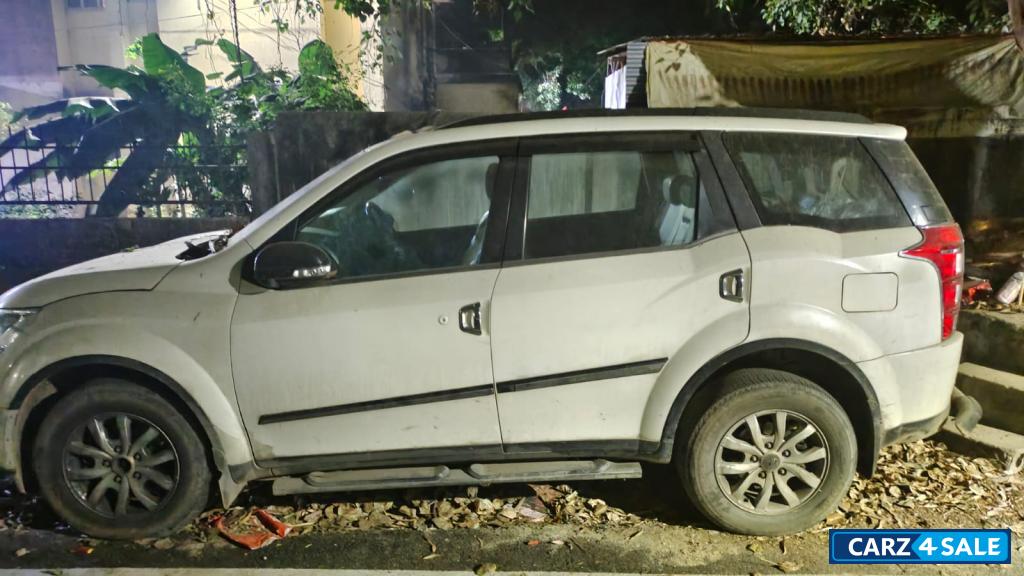 White Mahindra XUV 500 W10