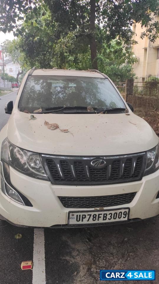 White Mahindra XUV 500 W10