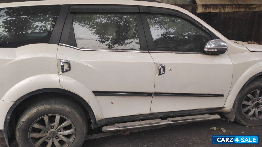 White Mahindra XUV 500 W10