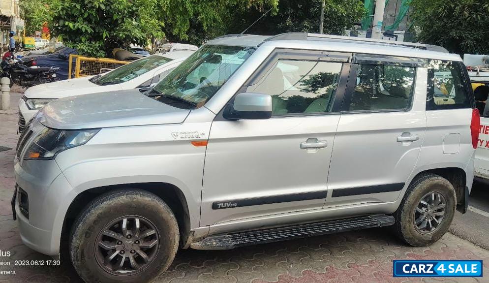 Mahindra TUV300 T10