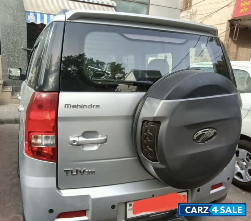 Mahindra TUV300 T10