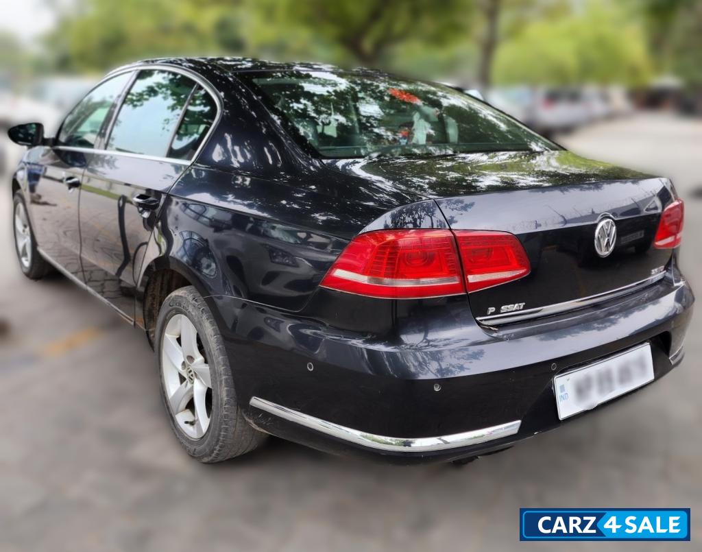 Black Volkswagen Passat Highline DSG