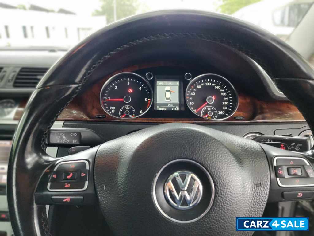 Black Volkswagen Passat Highline DSG