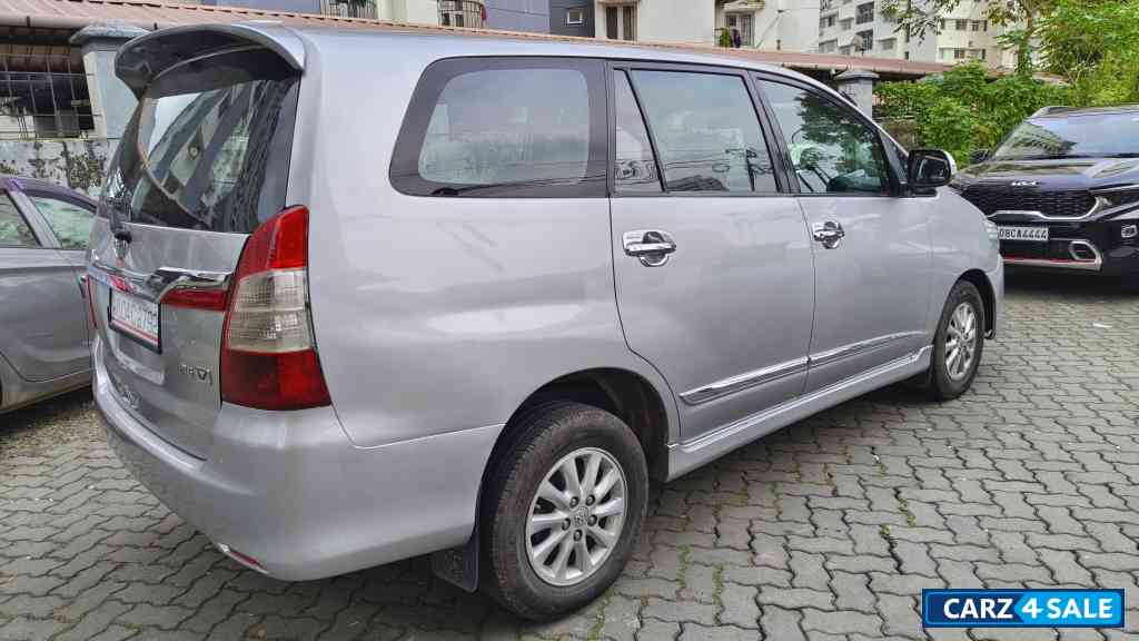 Toyota Innova V
