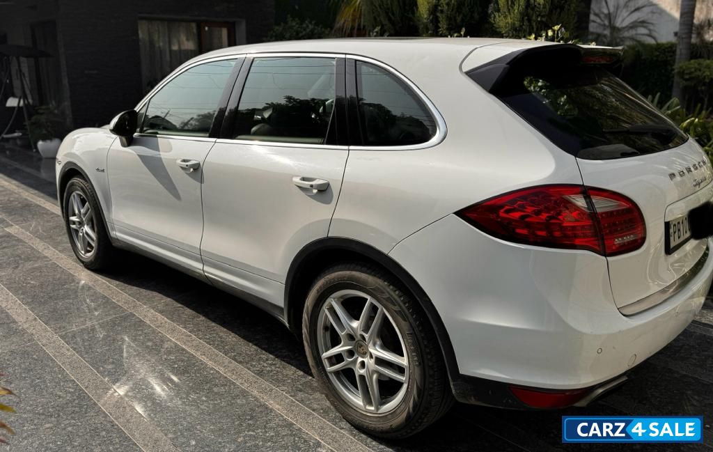 White Porsche Cayenne DIESEL