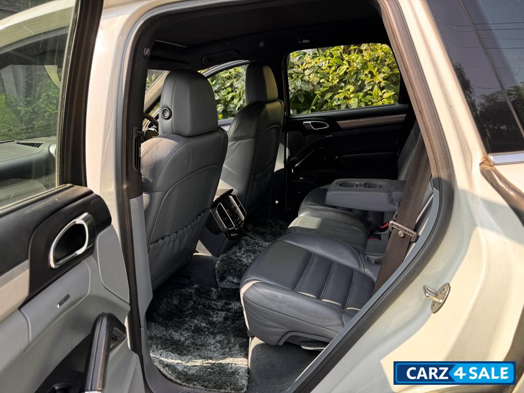 White Porsche Cayenne DIESEL