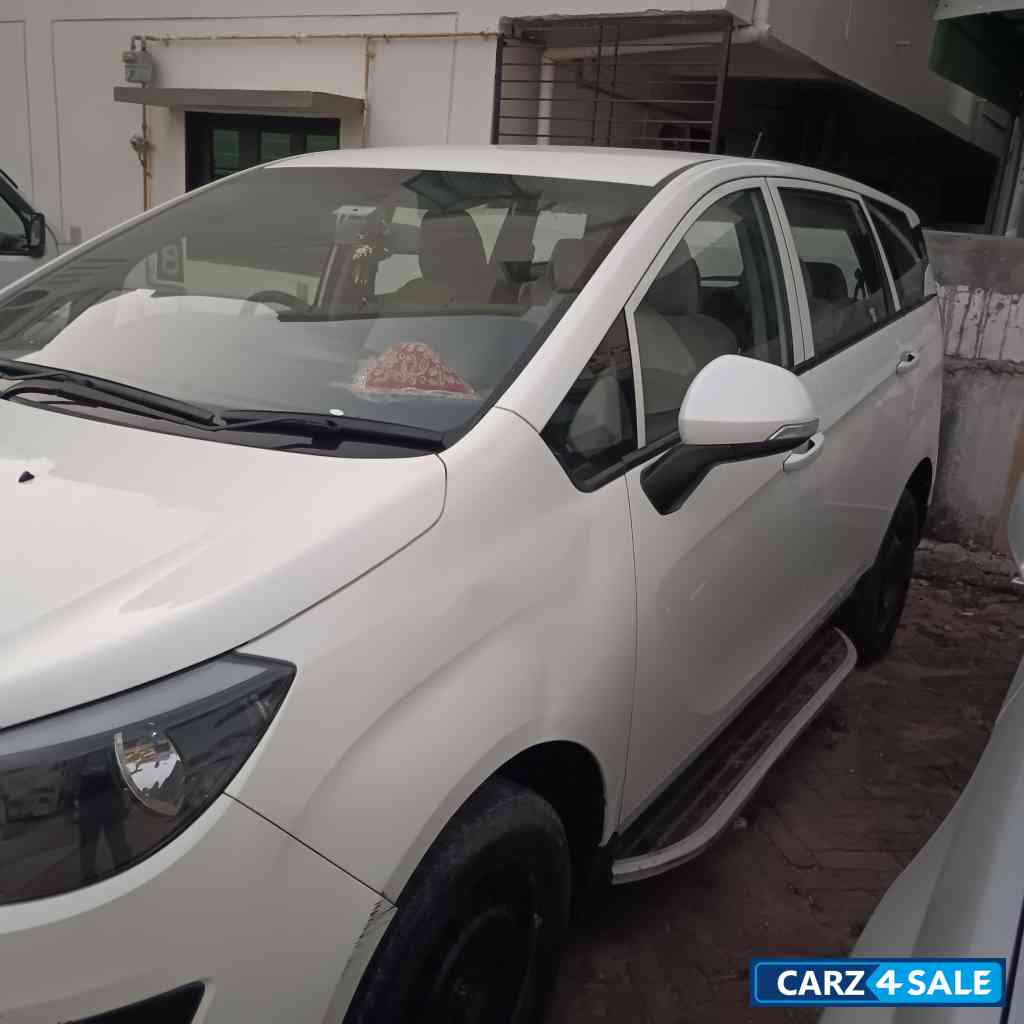 White Mahindra Marazzo M4 8 SEATER