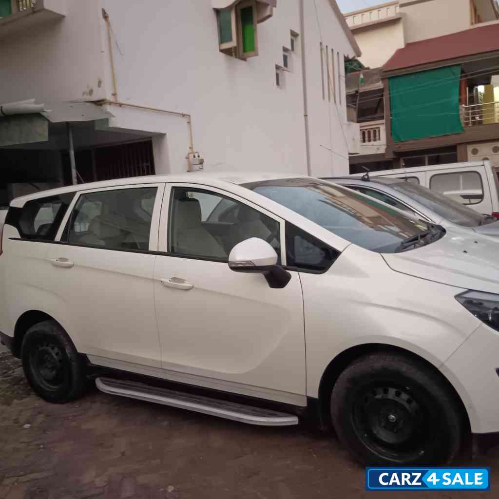 White Mahindra Marazzo M4 8 SEATER
