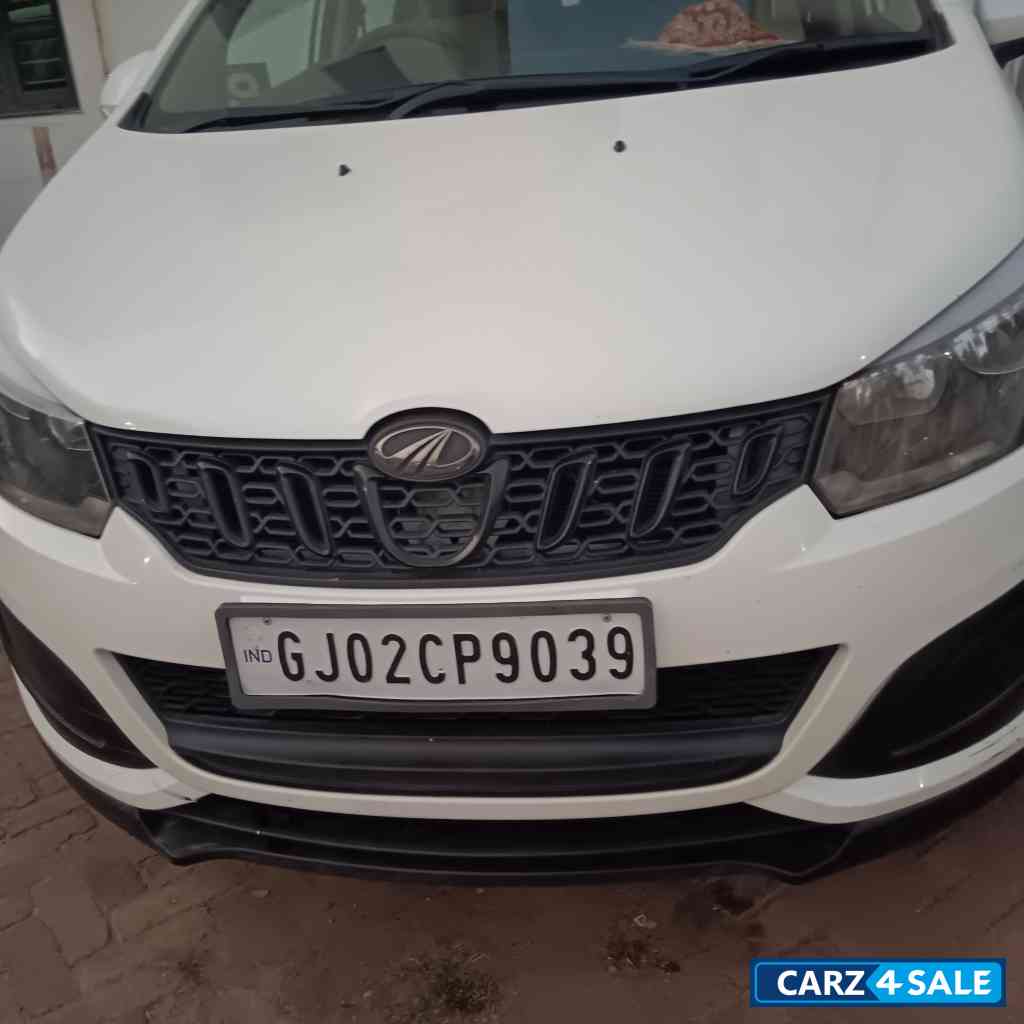 White Mahindra Marazzo M4 8 SEATER