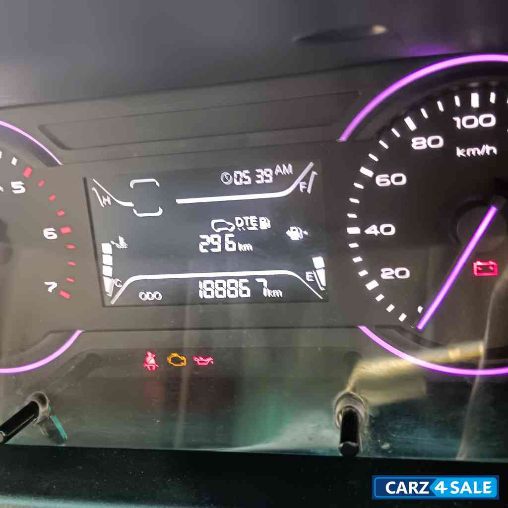 White Mahindra Marazzo M4 8 SEATER