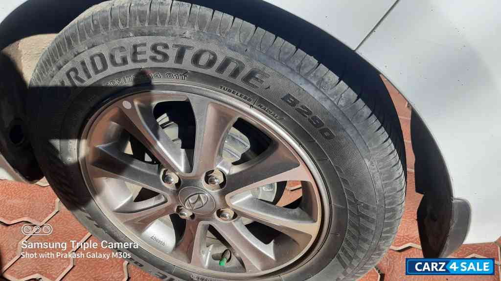 White Hyundai i10 Asta, cng