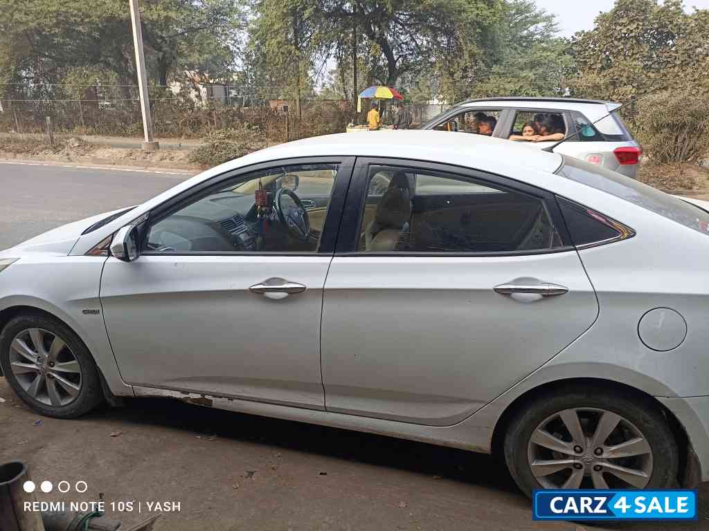 White Hyundai Verna Varna 1.6 crdi sx 2011