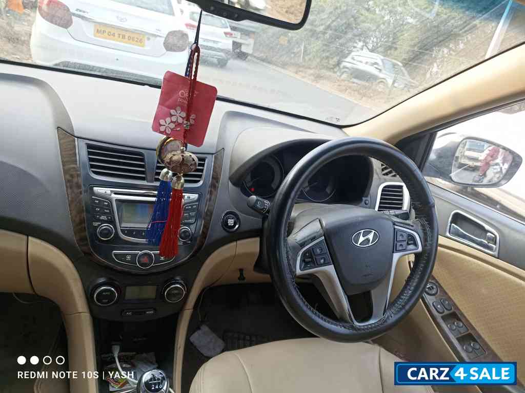 White Hyundai Verna Varna 1.6 crdi sx 2011