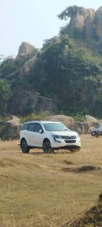 Pearl White Mahindra XUV 500 W11