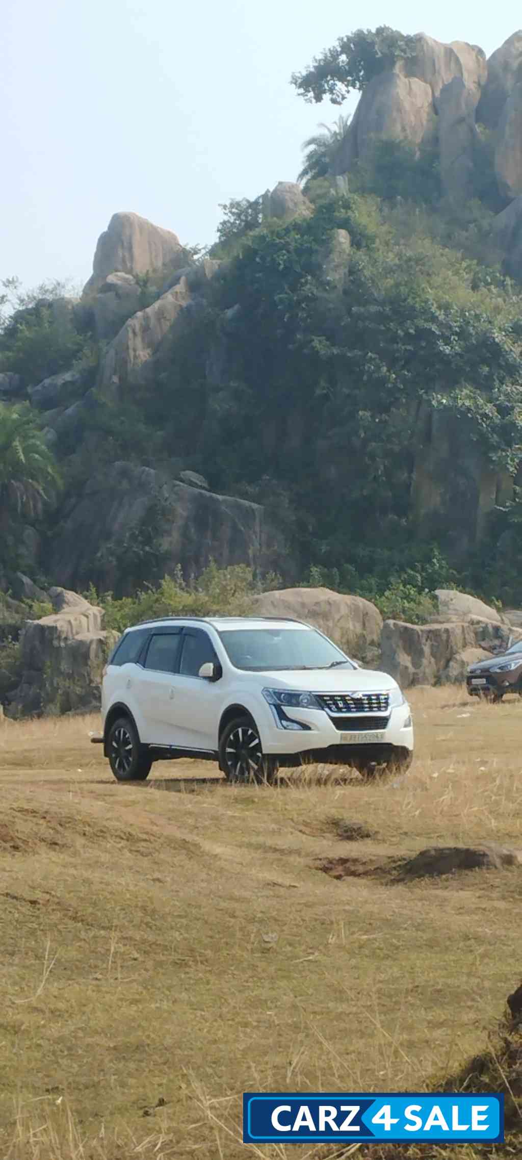 Pearl White Mahindra XUV 500 W11