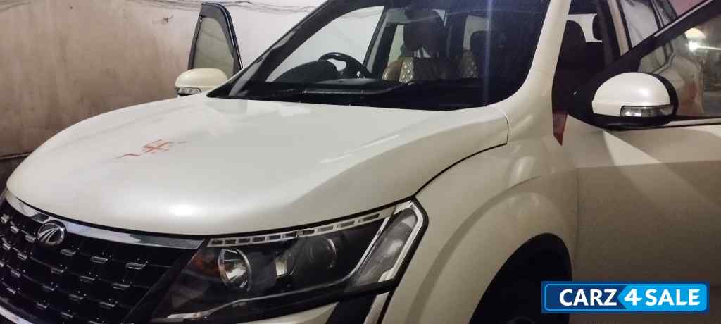 Pearl White Mahindra XUV 500 W11