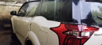 Pearl White Mahindra XUV 500 W11