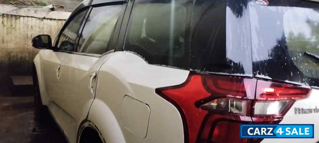 Pearl White Mahindra XUV 500 W11