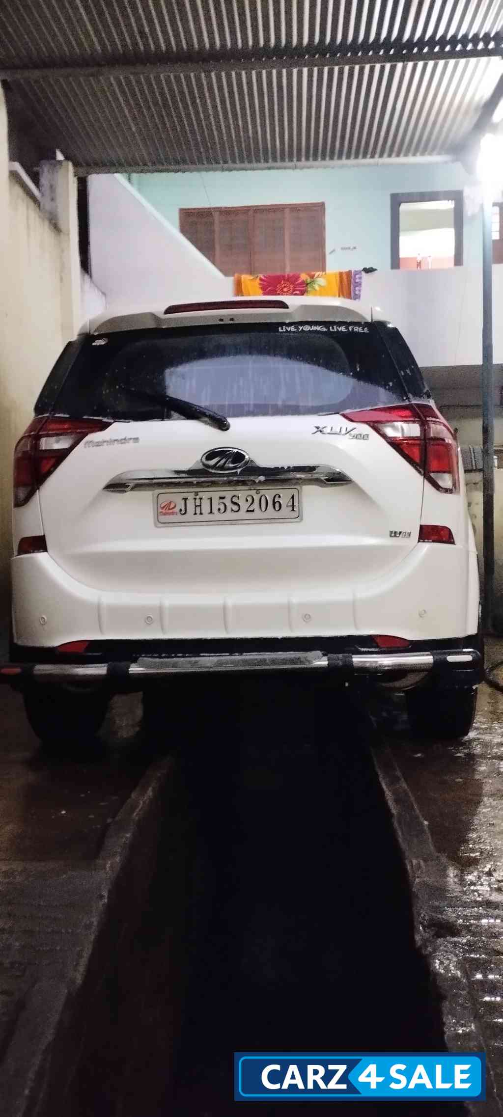 Pearl White Mahindra XUV 500 W11