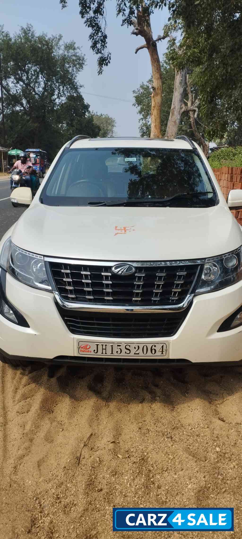 Pearl White Mahindra XUV 500 W11