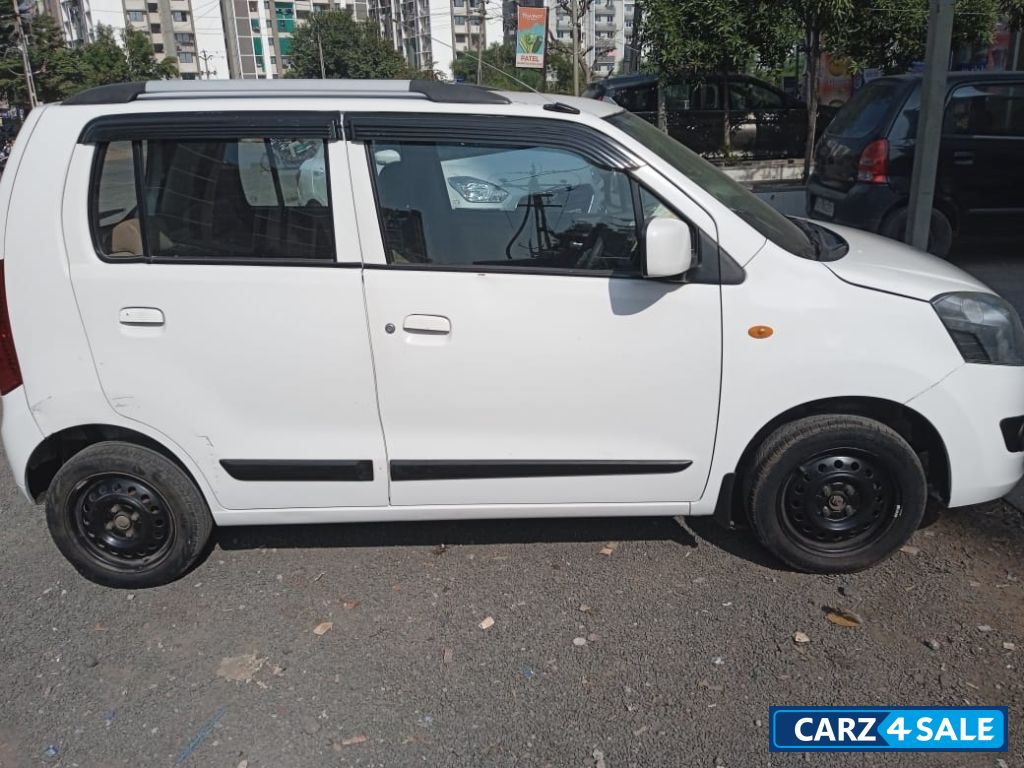 White Maruti Suzuki Wagon R VXI CNG