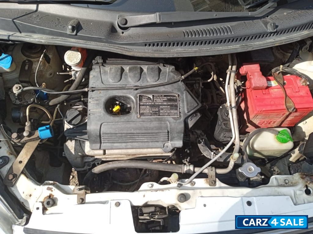 White Maruti Suzuki Wagon R VXI CNG