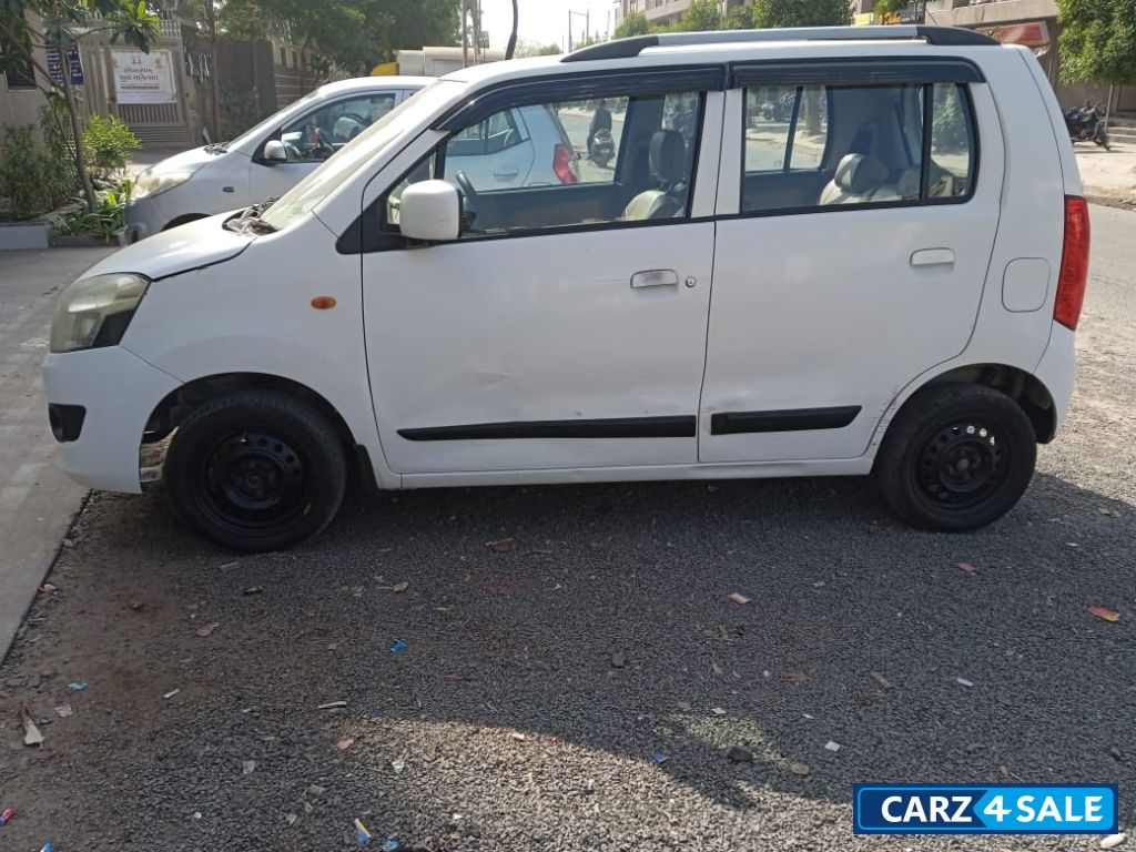 White Maruti Suzuki Wagon R VXI CNG